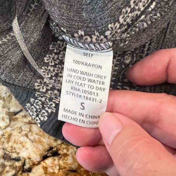 Savanna Jane Gray Embroidered Floral Boho Short Sleeve Top/Blouse - SIZE SMALL - Picture 5 of 7